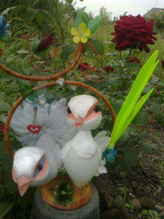 Μπορείτε να διαμορφώσετε το κεφάλι σύμφωνα με το γούστο σας. Εάν φτιάξετε αποκόμματα για τα μάτια στο φελιζόλ και τα γεμίσετε με μέρη φελιζόλ, το πουλί θα είναι πολύ όμορφο. Χρησιμοποιήστε εξαρτήματα από παλιά παιχνίδια ή μάτια που αγοράστηκαν από αξεσουάρ ως μάτια.