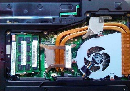 Ensimmäinen vaihe on irrottaa akku ja avata kansi ruuvimeisselillä.