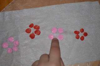 Dokonca môžete originálnym spôsobom ozdobiť aj obyčajnú bielu sviečku. Za týmto účelom nakreslite kresbu na list pergamenu a preneste ho na sviečku. Všimnite si toho, že sa zobrazí ako zrkadlový obraz.