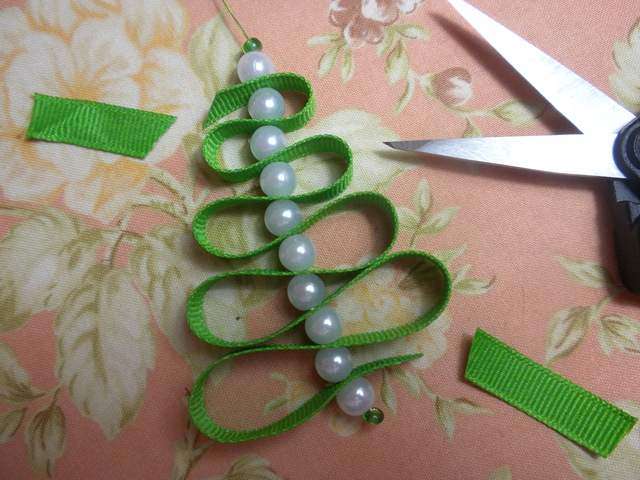 askartelua helmillä uudelle vuodelle