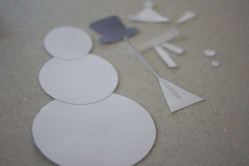 Osasarja voi olla seuraava: lumiukon runko, hattu, nenä, silmät, suu, napit, kädet, luuta, ämpäri