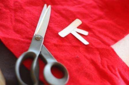 Voit piirtää tulevan lumiukon yksittäisiä yksityiskohtia huovalle ja leikata sen sitten saksilla.