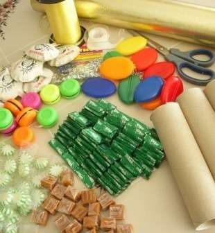 Halutessasi voit laittaa pieniä lisälahjoja matkamuistojen muodossa makeisten väliin