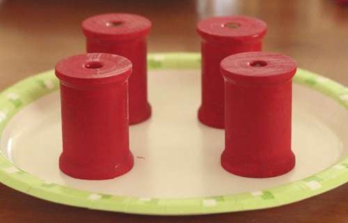 Seuraavaksi sinun on yhdistettävä kela ja paperiliuska. Tämä on tehtävä liimalla.