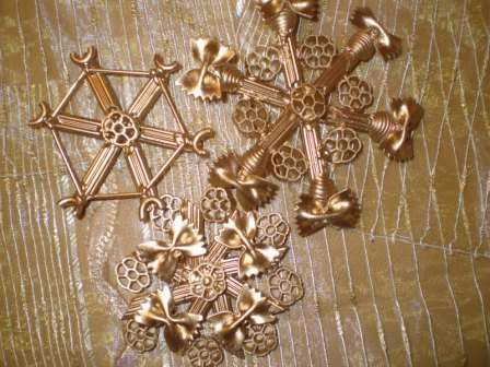 Výroba snehových vločiek je veľmi jednoduchá! Na stôl musíte vysypať makrónky, ktoré sa vám páčia, a vyložiť z nich krásnu prelamovanú snehovú guľu