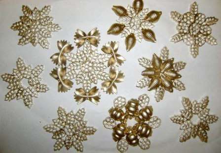 Opäť nechajte farbu zaschnúť na našich jemných kráskach. Potom môžete snehové vločky ozdobiť iskrami, trblietkami, korálkami a korálkami