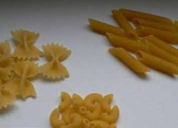 Na stôl nalejte 6 m cestovín rôznych druhov