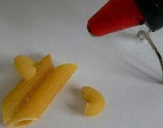 Vyzbrojení lepiacou pištoľou prilepte držadlá od malých rohov k telu