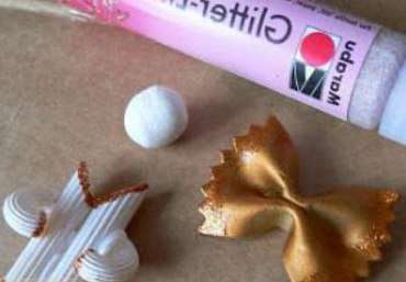 Telo natrieme držadlami bielou farbou, kontúry nanesieme akrylovou zlatou farbou: