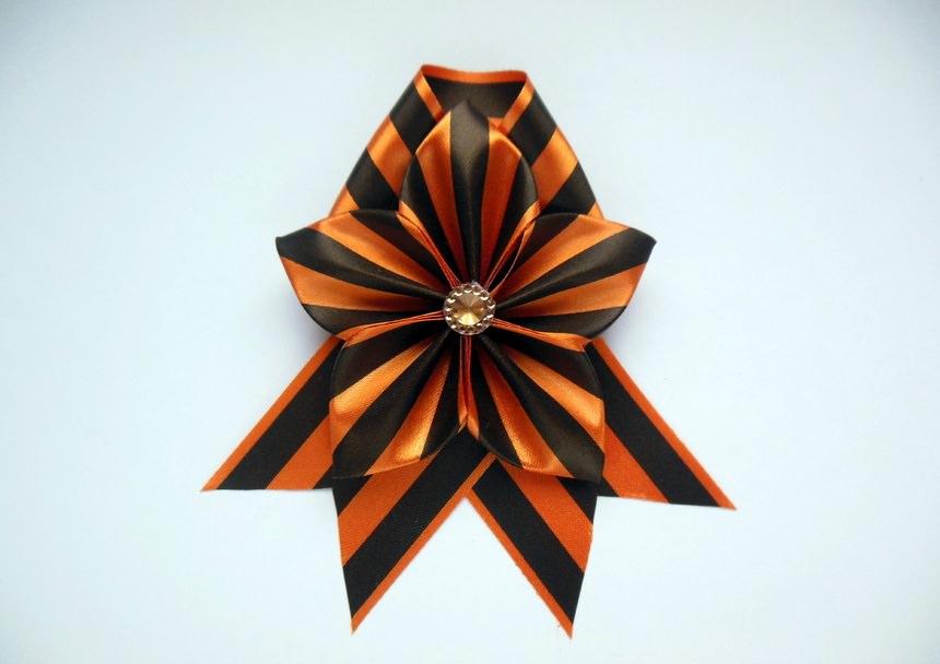 Teemme Pyhän Yrjön nauhan omilla käsillämme tee-se-itse -nauha St.Georgelta valokuvanauhoista