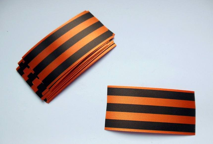 Teemme Pyhän Yrjön nauhan omilla käsillämme tee-se-itse -nauha St.Georgelta valokuvanauhoista