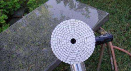 Puurungon poistamisen jälkeen keinokivitaso on käännettävä ympäri. Sitten hiomakoneella, jossa on suuri kiinnitys, poistetaan lähes 1 mm kerrosta. Nyt sinun täytyy imuroida