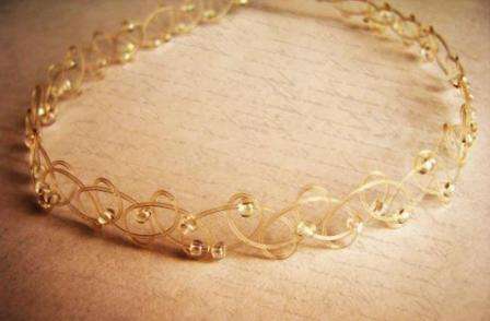 Hold den resulterende knude med din finger, og form en anden sløjfe på den anden side