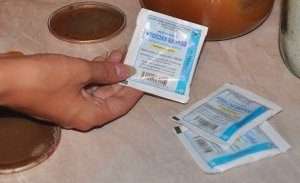 Priaznivci divokej prírody uprednostňujú fyzické prostriedky na ovládanie mravcov. Pokúšajú sa presunúť mravenisko mimo ich oblasti. Táto metóda nie je vždy účinná, pretože mravce žijú hlboko v podzemí.