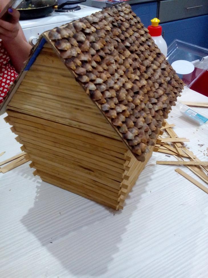 Kuinka piirtää kota lyijykynällä askel askeleelta: helppo mestarikurssi mökin piirtämisestä sisältä, sisältä, metsästä ja kanan jaloista