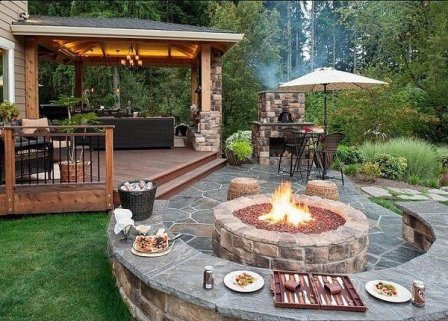 Jos tällä alueella on huvimaja, on erittäin onnistunut järjestää siihen monia monivärisiä tyynyjä.