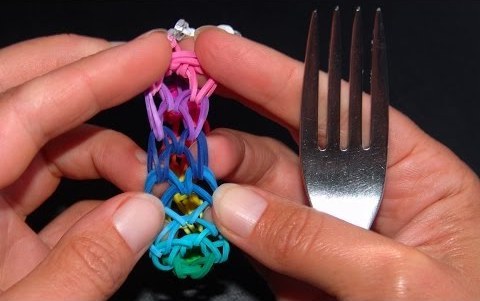 ako tkať náramok vidličkou