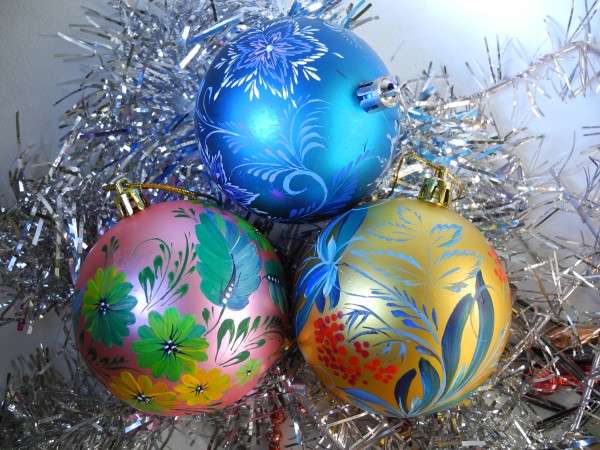 DIY ζωγραφική Χριστουγεννιάτικων παιχνιδιών