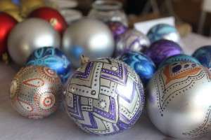 βαμμένη χριστουγεννιάτικη μπάλα