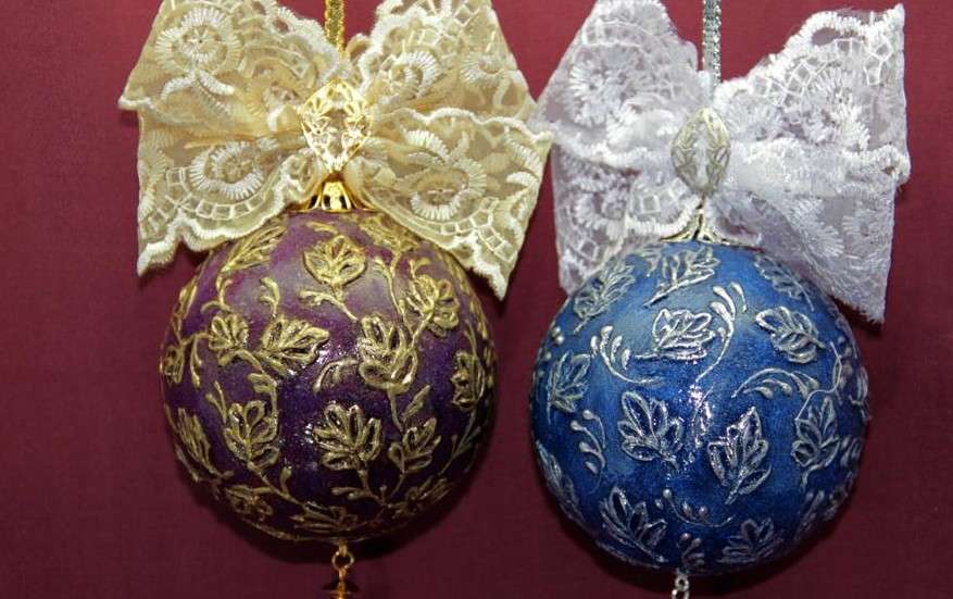 βαμμένη χριστουγεννιάτικη μπάλα