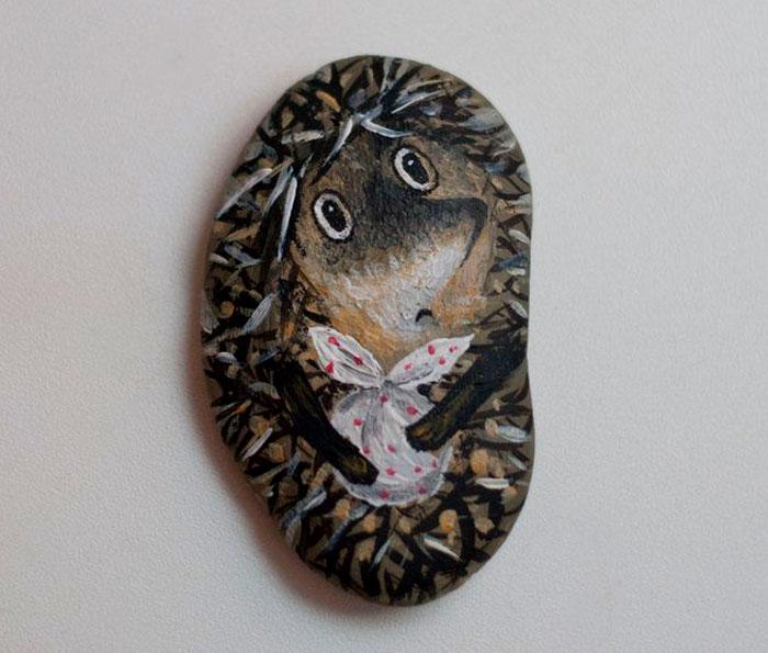 maalata kiviä akryylimaaleilla valokuva