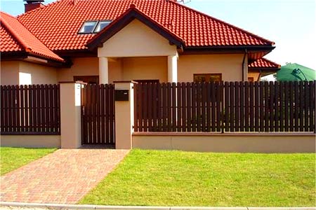 منزل بسياج كلاسيكي منزل بسياج كلاسيكي