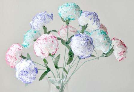 Τα πλούσια γαρίφαλα θα διακοσμήσουν το εσωτερικό ή μπορούν να χρησιμοποιηθούν ως κενά για τοπία.