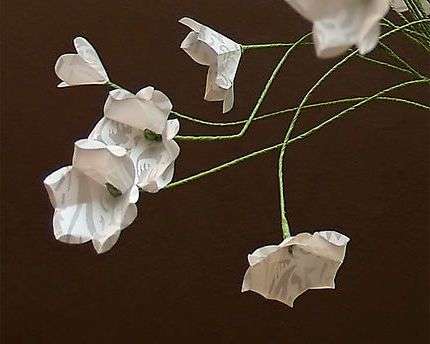 Siitä tuli yksi kukka. Koska sen pohjassa on lanka, se voidaan haluttaessa taivuttaa mihin tahansa suuntaan