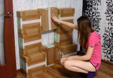 Takin koristeluun käytämme tapettia, jossa on tiilikuvio tai paksua pahvia. Yhdestä pahvista voidaan leikata neljä