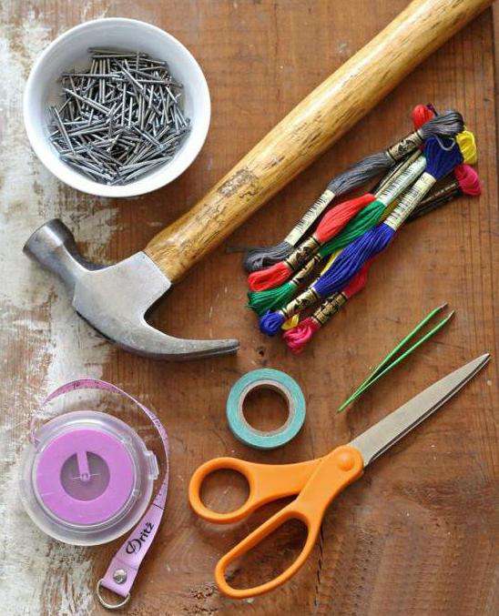 μια εικόνα καρφιών και κλωστών με τα χέρια σας