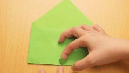 Teraz „takmer“ šperkárska práca - ohnite konce rohov práve ohnutých trojuholníkov