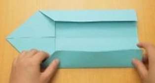 Teraz sa poďme zaoberať stranami listu. Tiež je potrebné ich ohnúť do stredu a merať vzdialenosť asi 3,8 cm od okraja.