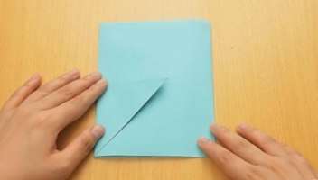 Bočné časti a stred obálky, ak je to žiaduce, je možné prilepiť páskou