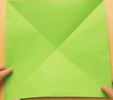 • A teraz musíte načrtnúť uhlopriečky štvorca, na to jednoducho ohneme štvorec pozdĺž nich v jednom alebo druhom smere