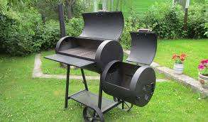 Tällaisen savustamon sijaan voit rakentaa savupiipusta valmistetun takan, jossa on savupiippu. Kammio on asennettu savupiipun kanavan tason yläpuolelle. Jopa 200 litran tilavuuden tynnyrin läsnä ollessa savukammio