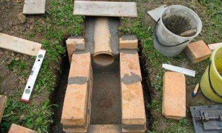 Kylmäsavustetun savustamon kuormalavalle liitokset hitsataan kammion seiniin ristikkäisen muodon muodostamiseksi keskelle. Lokero on varustettu kahvalla, joka helpottaa pesua. Valmis lava voidaan asentaa raudoitetukeen.