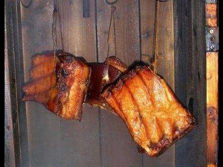 Tee-se-itse-kylmäsavustettu savustamo. Valokuva ja video