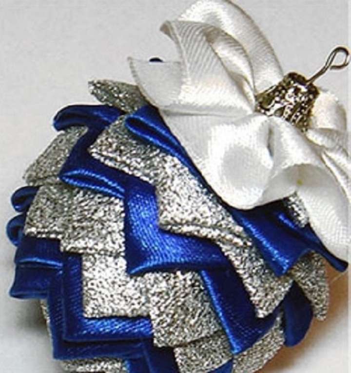 smukt julelegetøj på træet