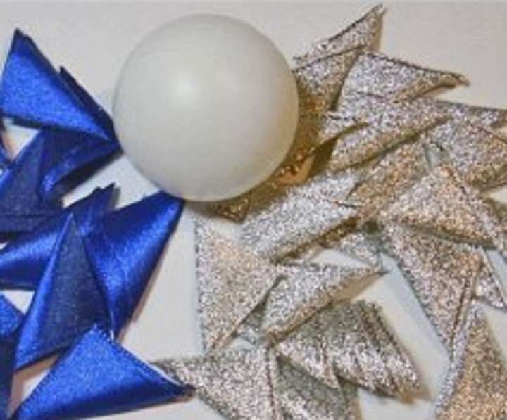 Sådan laver du smukt julelegetøj smukt julelegetøj på træet