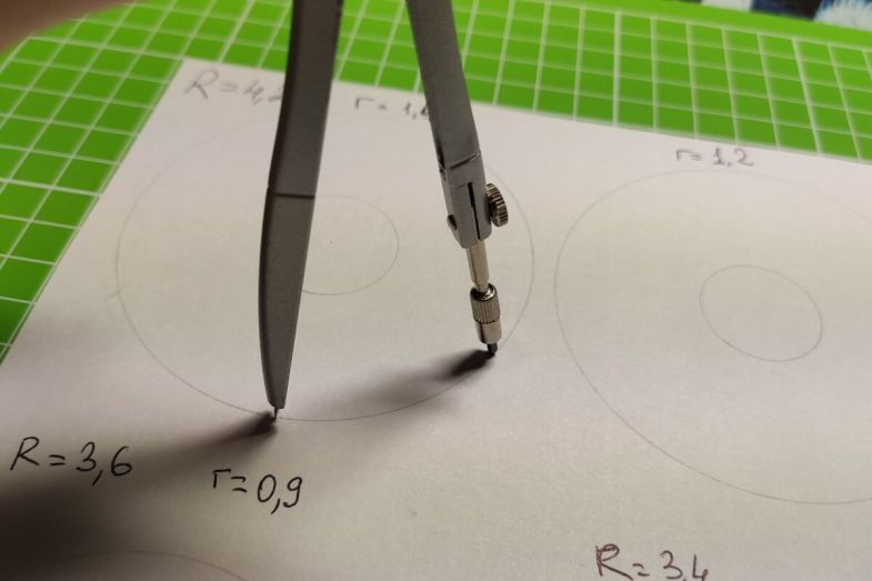 Πώς να φτιάξετε ένα κρίνο από χαρτί σε διαφορετικές τεχνικές: οδηγίες βήμα προς βήμα DIY, τα απαραίτητα εργαλεία και υλικά