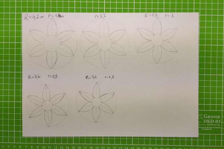 Πώς να φτιάξετε ένα κρίνο από χαρτί σε διαφορετικές τεχνικές: οδηγίες βήμα προς βήμα DIY, τα απαραίτητα εργαλεία και υλικά