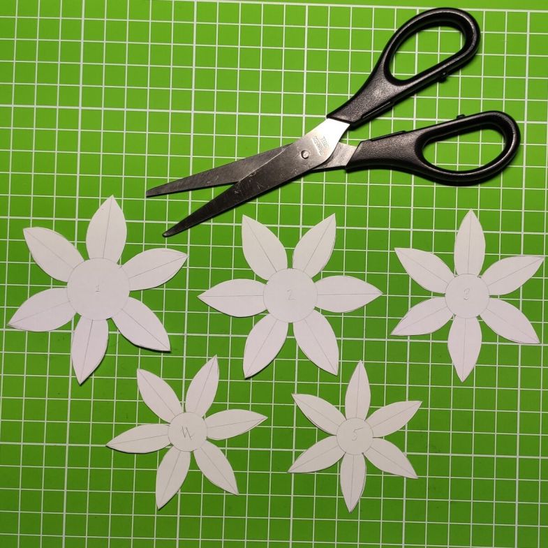 Πώς να φτιάξετε ένα κρίνο από χαρτί σε διαφορετικές τεχνικές: οδηγίες βήμα προς βήμα DIY, τα απαραίτητα εργαλεία και υλικά