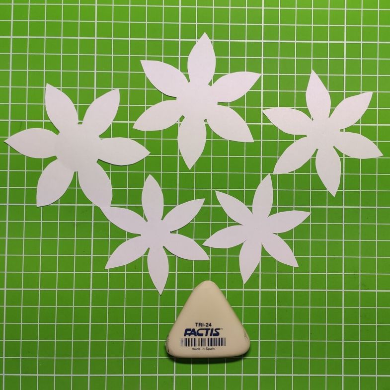 Πώς να φτιάξετε ένα κρίνο από χαρτί σε διαφορετικές τεχνικές: οδηγίες βήμα προς βήμα DIY, τα απαραίτητα εργαλεία και υλικά