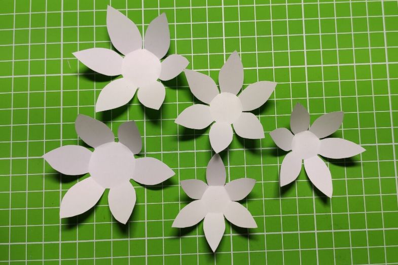 Πώς να φτιάξετε ένα κρίνο από χαρτί σε διαφορετικές τεχνικές: οδηγίες βήμα προς βήμα DIY, τα απαραίτητα εργαλεία και υλικά