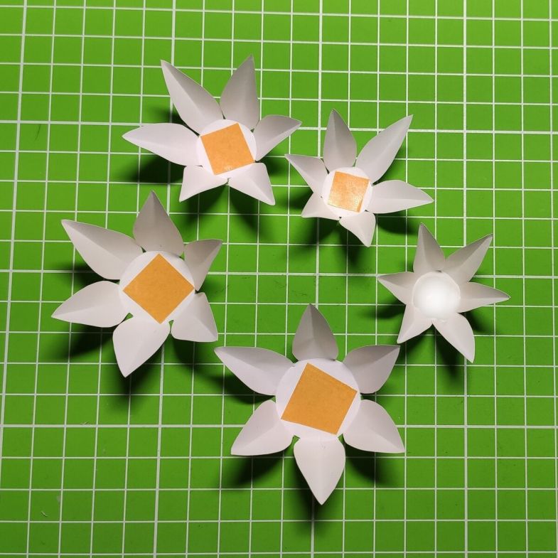 Πώς να φτιάξετε ένα κρίνο από χαρτί σε διαφορετικές τεχνικές: οδηγίες βήμα προς βήμα DIY, τα απαραίτητα εργαλεία και υλικά