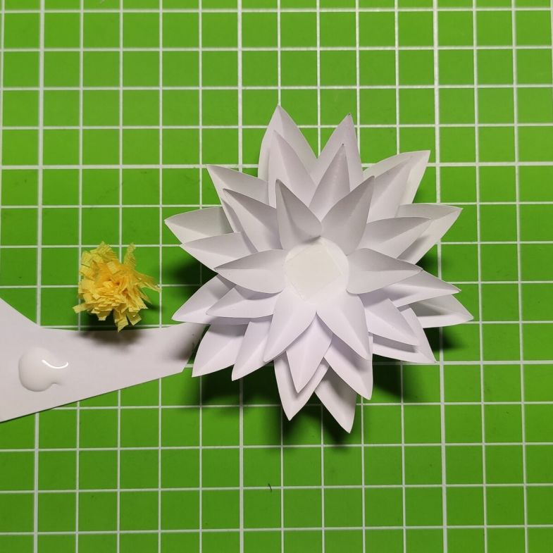 Πώς να φτιάξετε ένα κρίνο από χαρτί σε διαφορετικές τεχνικές: οδηγίες βήμα προς βήμα DIY, τα απαραίτητα εργαλεία και υλικά