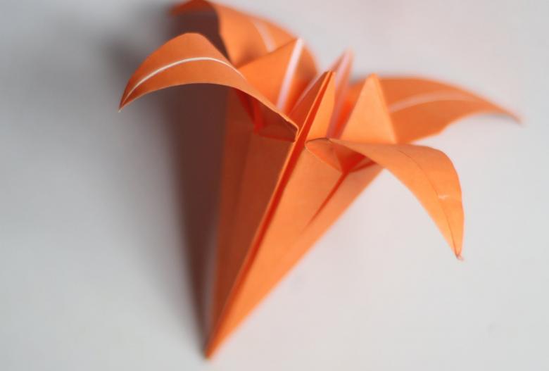 Πώς να φτιάξετε ένα κρίνο από χαρτί σε διαφορετικές τεχνικές: οδηγίες βήμα προς βήμα DIY, τα απαραίτητα εργαλεία και υλικά