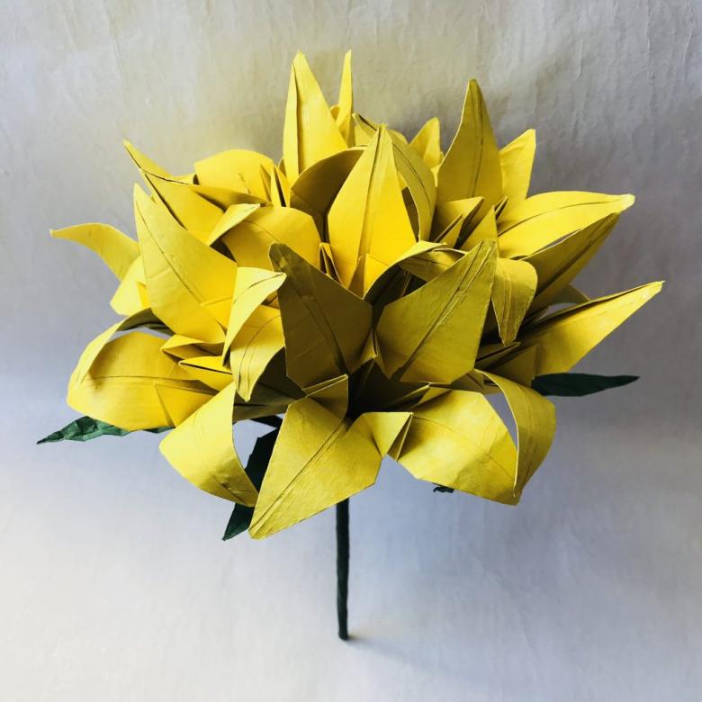 Πώς να φτιάξετε ένα κρίνο από χαρτί σε διαφορετικές τεχνικές: οδηγίες βήμα προς βήμα DIY, τα απαραίτητα εργαλεία και υλικά