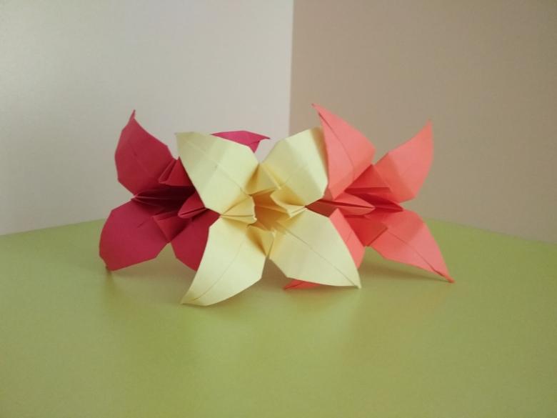Πώς να φτιάξετε ένα κρίνο από χαρτί σε διαφορετικές τεχνικές: οδηγίες βήμα προς βήμα DIY, τα απαραίτητα εργαλεία και υλικά