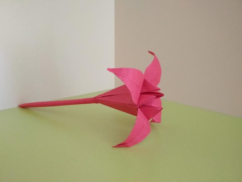 Πώς να φτιάξετε ένα κρίνο από χαρτί σε διαφορετικές τεχνικές: οδηγίες βήμα προς βήμα DIY, τα απαραίτητα εργαλεία και υλικά